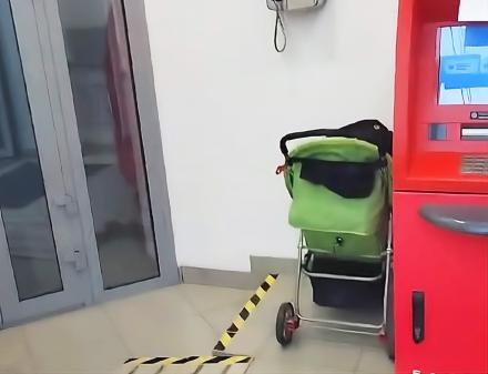 Детская коляска вызвала тревогу в банке