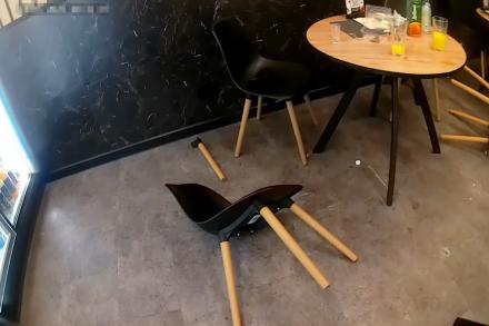 Ведро для льда, дверь и два стула разбили хулиганы в Новосибирске в минувшие выходные Ведро для льда, дверь и два стула разбили хулиганы в Новосибирске в минувшие выходные