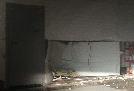 Иномарка протаранила стену магазина