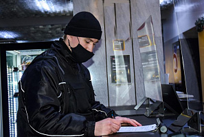 Бьёт, значит, платит